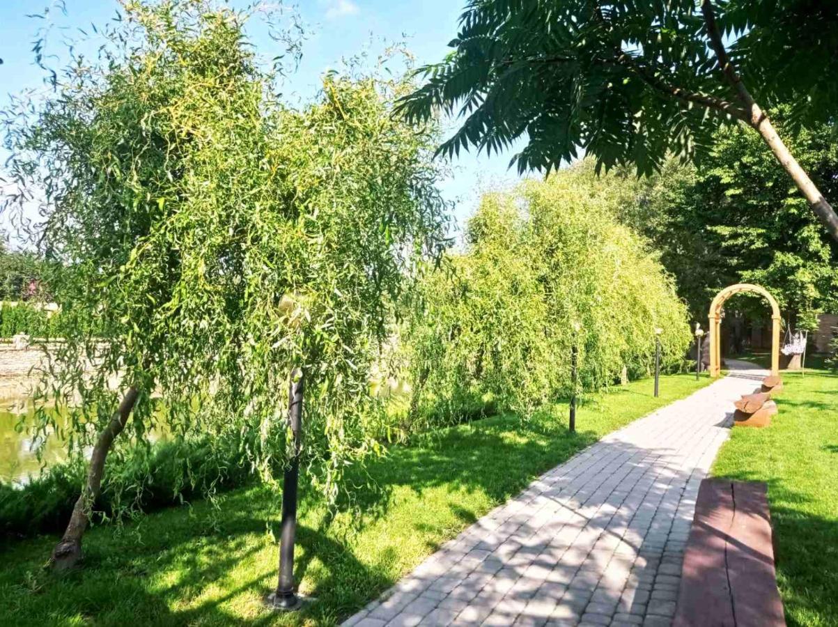 Готельно-Ресторанний Комплекс Прованс Парк Poceaiiv Exterior foto