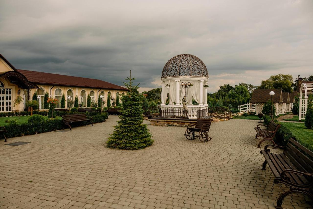 Готельно-Ресторанний Комплекс Прованс Парк Poceaiiv Exterior foto
