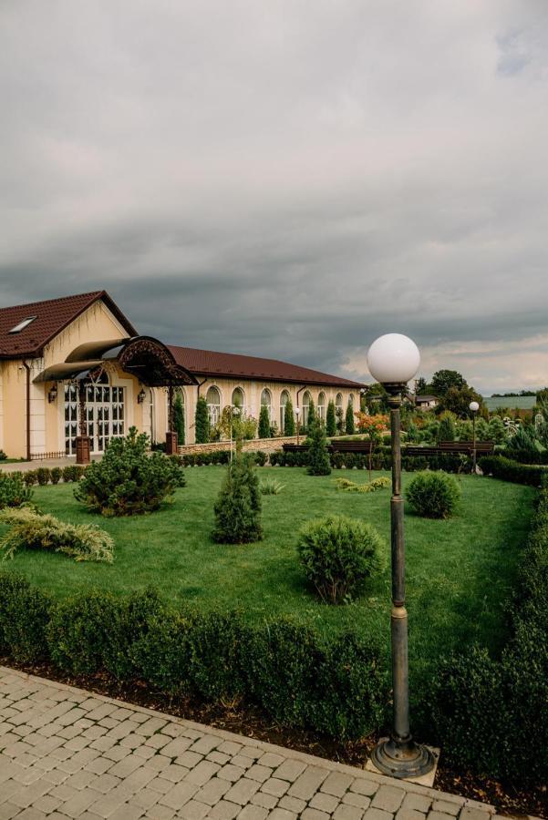 Готельно-Ресторанний Комплекс Прованс Парк Poceaiiv Exterior foto