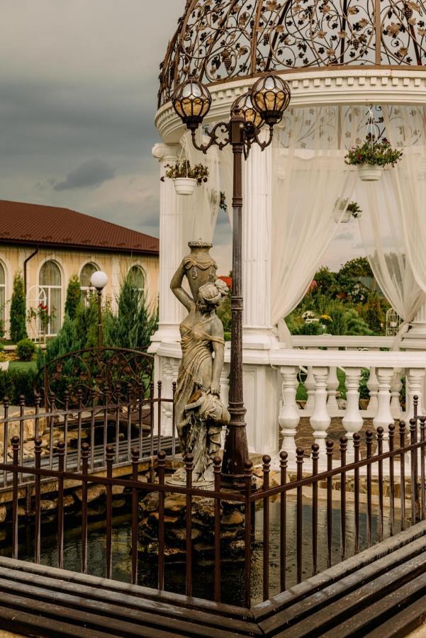 Готельно-Ресторанний Комплекс Прованс Парк Poceaiiv Exterior foto
